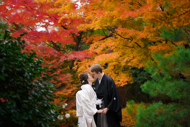 京都・堪庵の前撮り/フォトウェディングのロケーション撮影 | 秋には赤や黄色に染まった紅葉と一緒に。