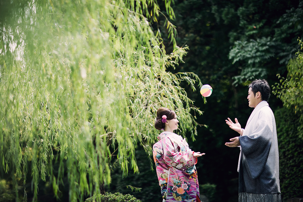福岡・石橋文化センターの前撮り/フォトウェディングのロケーション撮影 | 和装が似合う柳をバックに。