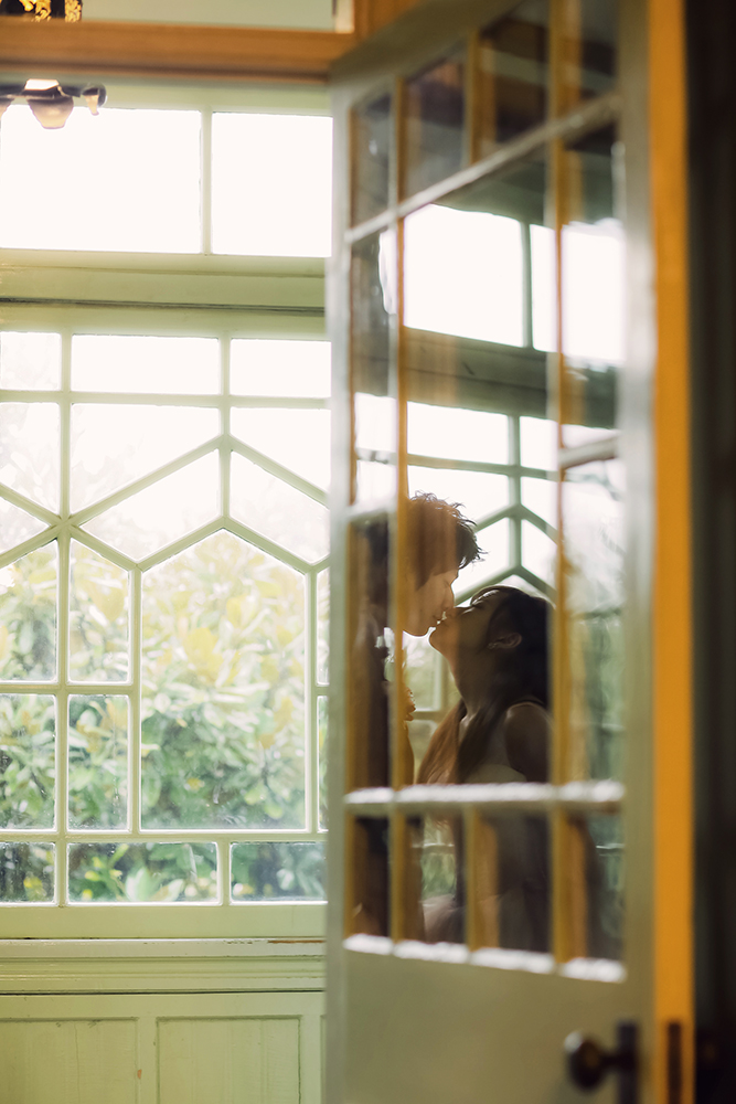 神戸・萌黄の館の前撮り/フォトウェディングのロケーション撮影 | ドレス姿が似合う萌黄色の洋館で。