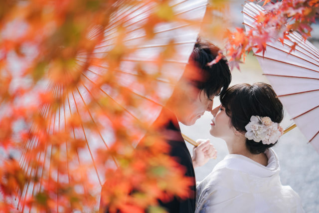 京都・大原野神社・紅葉の前撮り/フォトウェディングのロケーション撮影 | 紅葉と神社の組み合わせは和装にオススメ◎