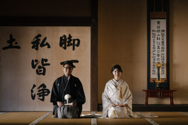 京都・萬福寺・お寺・白無垢・着物の前撮り/フォトウェディングのロケーション撮影 | お寺で人気の正座ショット。