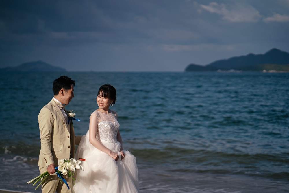 京都・天橋立の前撮り/フォトウェディングのロケーション撮影 | 日本海をバックにウェディングドレスで前撮りショット。