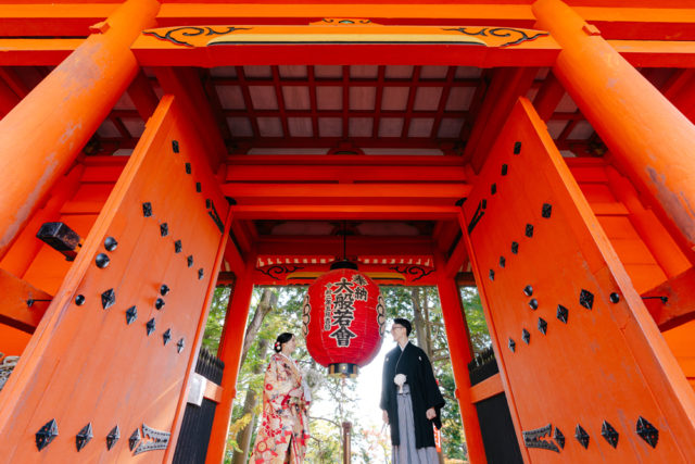 京都・毘沙門・お寺・紅葉の前撮り/フォトウェディングのロケーション撮影 | 門からのショット。