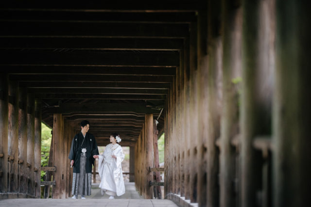 京都・東福寺・通天橋の前撮り/フォトウェディングのロケーション撮影 | 人気の通天橋でまるでふたりきりの世界。