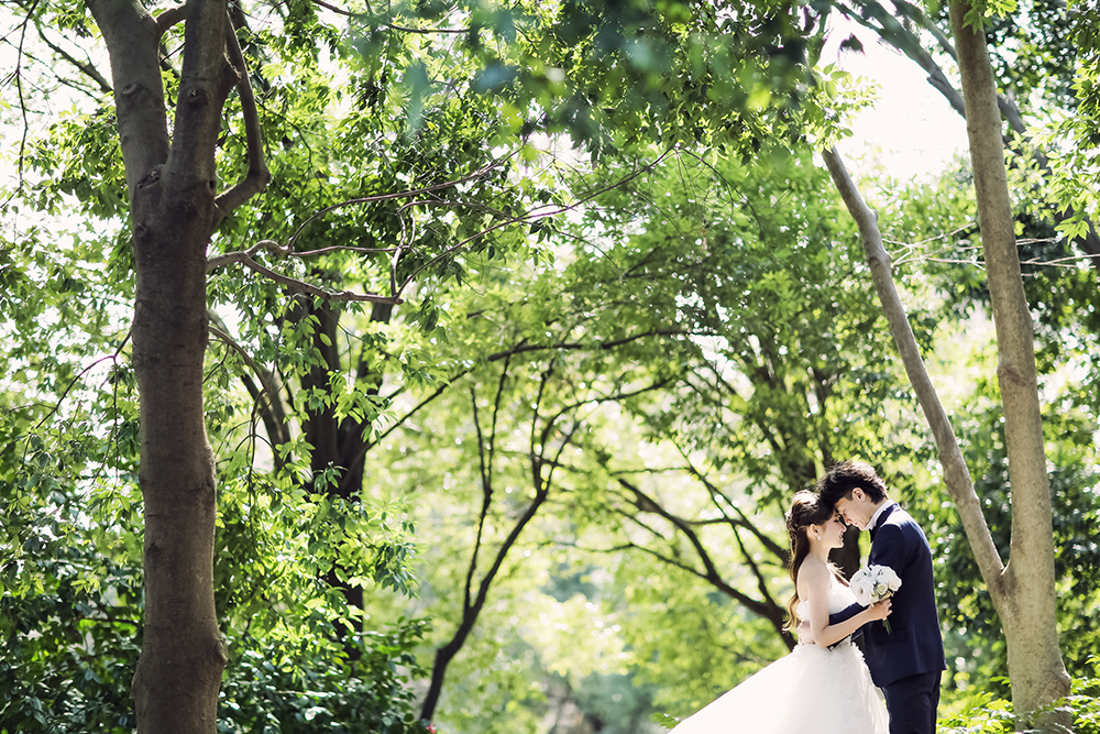 東京・小金井公園の前撮り/フォトウェディングのロケーション撮影 | 自然に囲まれているロケーションで緑いっぱい。