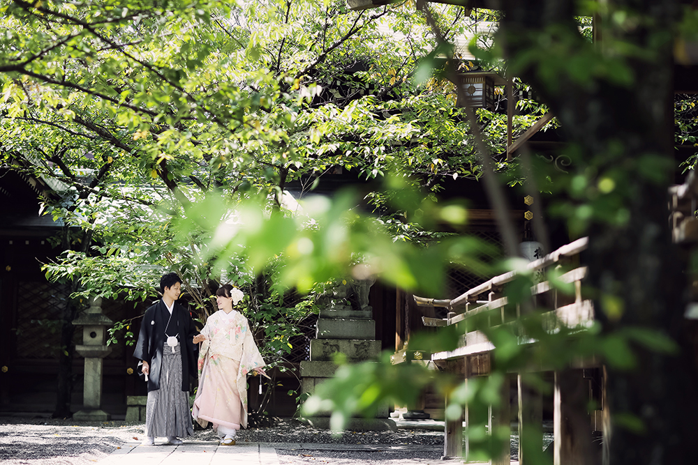 滋賀・天孫神社の前撮り/フォトウェディングのロケーション撮影 | 自然に囲まれた神社にて、初夏には新緑と一緒に。