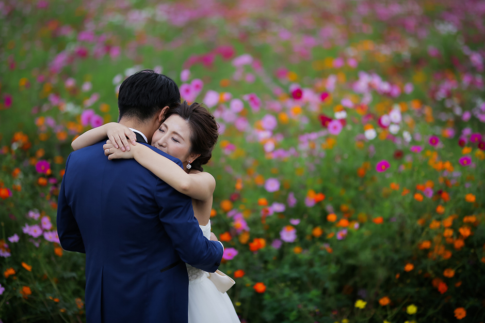 滋賀・コスモス畑の前撮り/フォトウェディングのロケーション撮影 | コスモスの中で２人きりの世界を演出。