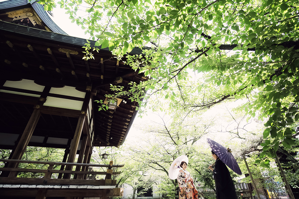 滋賀・天孫神社の前撮り/フォトウェディングのロケーション撮影 | 自然に囲まれた神社にて。