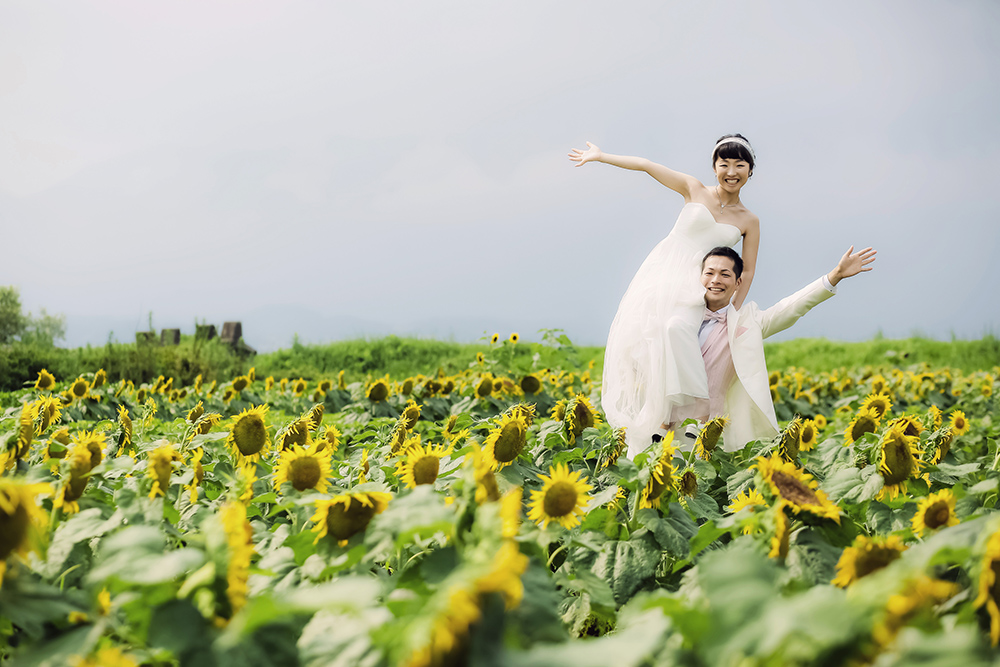 滋賀・第一なぎさ公園の前撮り/フォトウェディングのロケーション撮影 | あたり一面に広がる色鮮やかな向日葵をバックに。