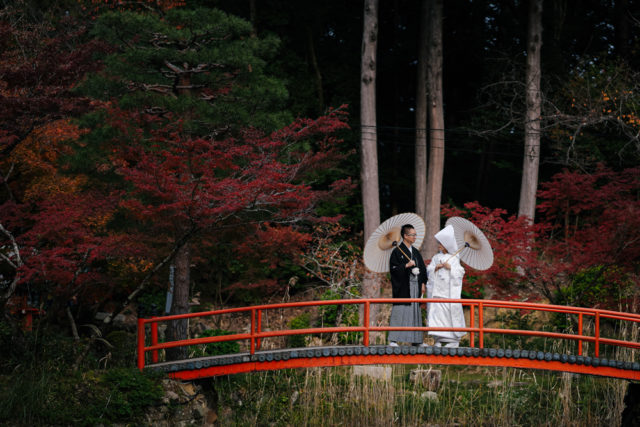 京都・大原野神社・紅葉の前撮り/フォトウェディングのロケーション撮影 | 赤い橋の上での撮影も人気です。