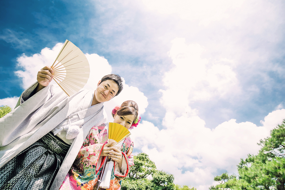 福岡・石橋文化センターの前撮り/フォトウェディングのロケーション撮影 | 自然に囲まれているので、空高くぬけた景色と一緒に楽しい前撮りショット。
