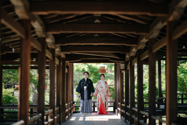 京都・大覚寺・色打掛・着物の前撮り/フォトウェディングのロケーション撮影 | まるでふたりきりだけの空間のような、お寺での前撮り撮影。