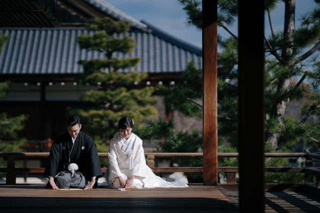 京都・大覚寺の前撮り/フォトウェディングのロケーション撮影 | 人気の正座ショット。