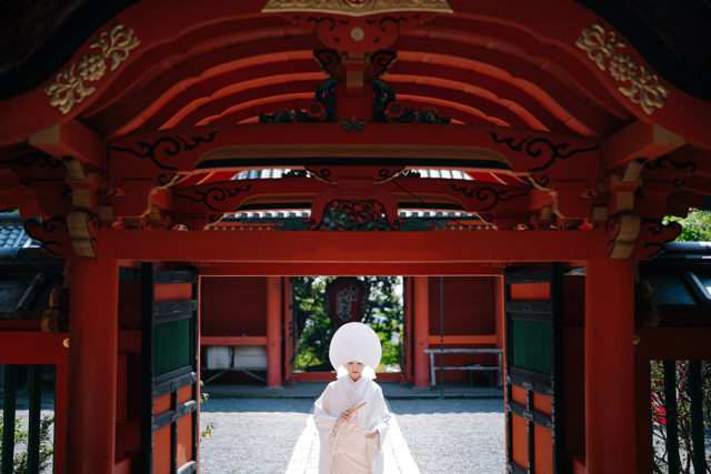 京都・毘沙門堂・お寺・紅葉の前撮り/フォトウェディングのロケーション撮影 | 門からのショット。