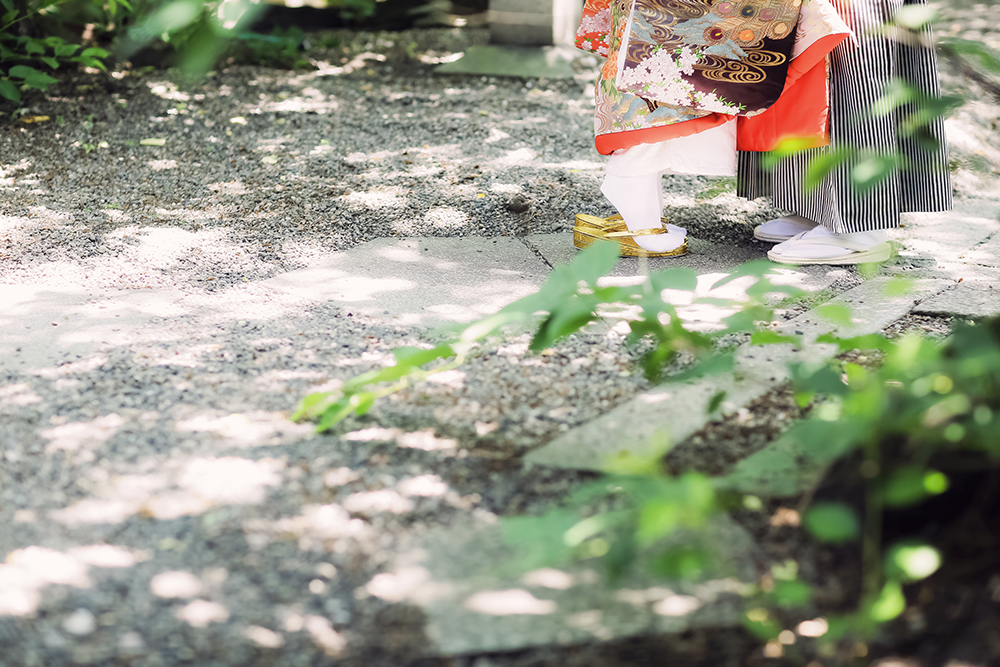 滋賀・天孫神社の前撮り/フォトウェディングのロケーション撮影 | 和装だからこそ可愛い足元ショット。