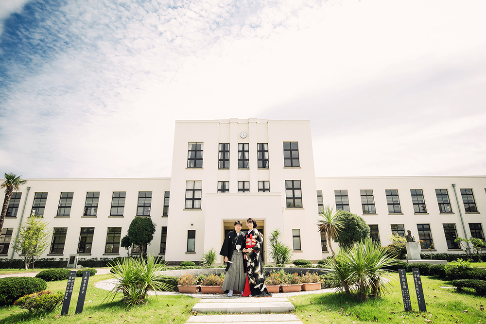 滋賀・豊郷小学校の前撮り/フォトウェディングのロケーション撮影 | 壮大な建物をバックに。