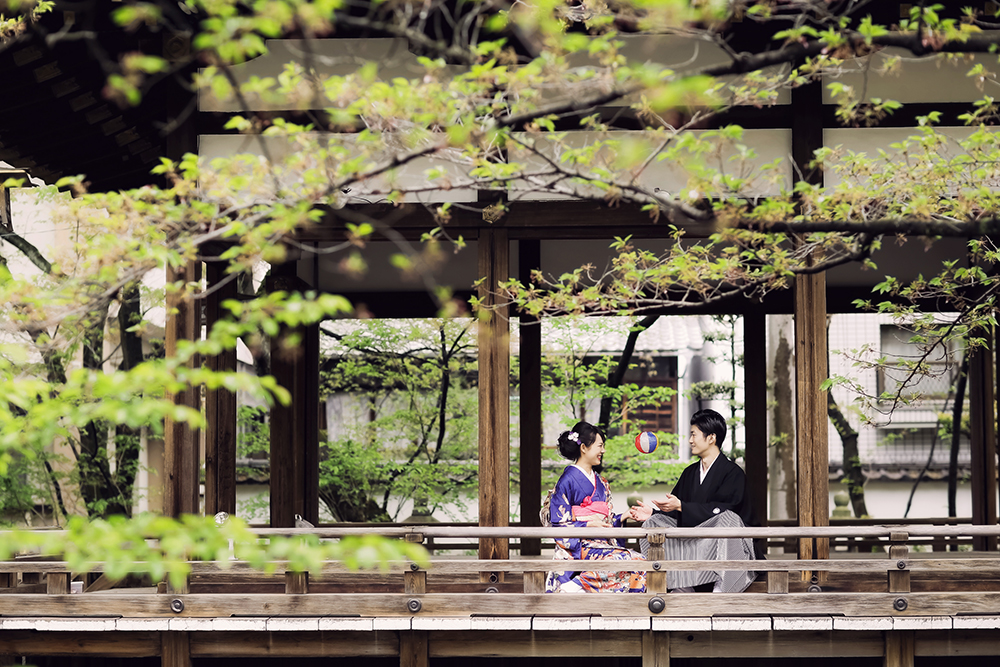 滋賀・天孫神社の前撮り/フォトウェディングのロケーション撮影 | 自然に囲まれた神社にて。