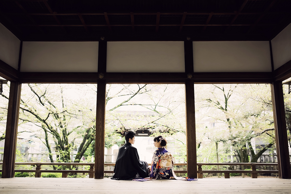 滋賀・天孫神社の前撮り/フォトウェディングのロケーション撮影 | 自然に囲まれた神社は新緑も綺麗です。