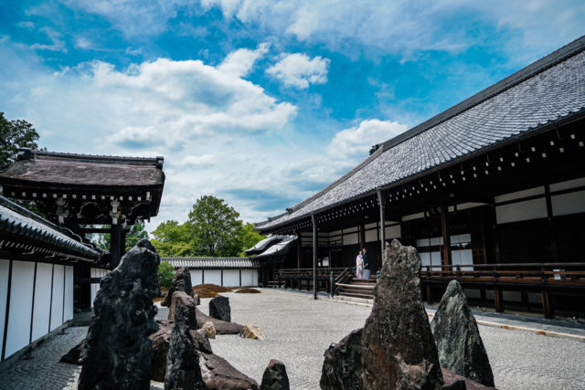 京都・東福寺・方丈庭園の前撮り/フォトウェディングのロケーション撮影 | 美しい日本庭園と一緒に前撮り撮影。