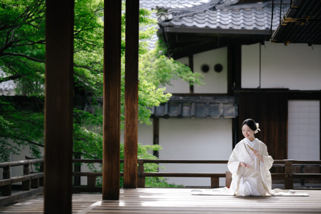 京都・大覚寺・白無垢・着物の前撮り/フォトウェディングのロケーション撮影 | 新緑を覗くお寺の境内で。