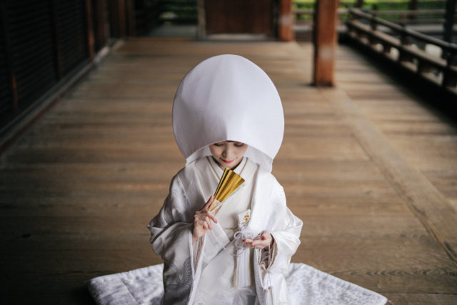京都・東福寺・方丈庭園の前撮り/フォトウェディングのロケーション撮影 | 白無垢と綿帽子の組み合わせで和装前撮り。