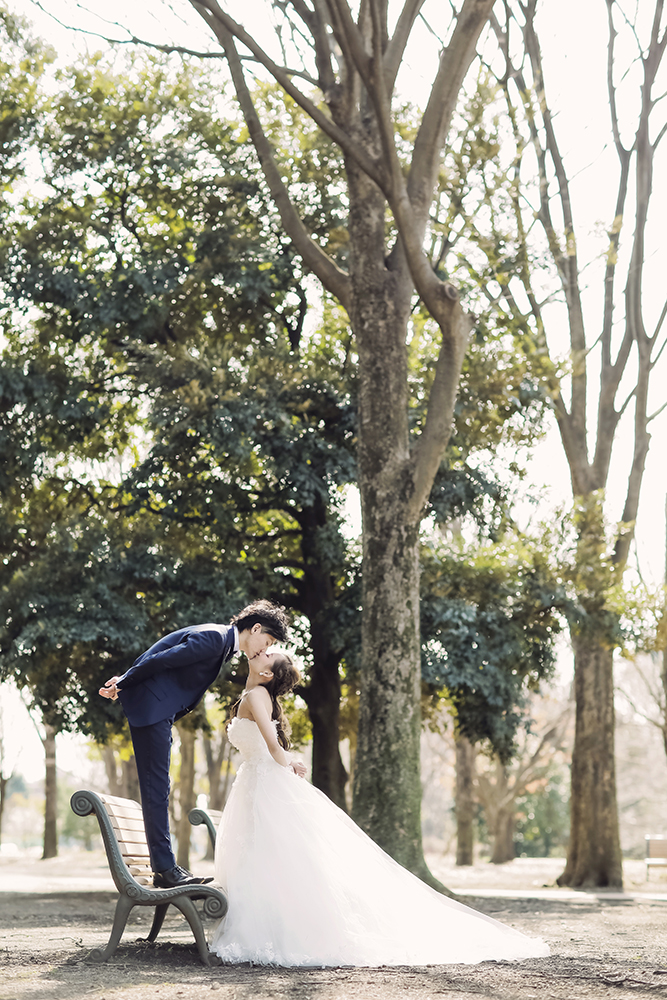 東京・小金井公園の前撮り/フォトウェディングのロケーション撮影 | 緑と一緒にウェディングドレスで前撮り撮影。