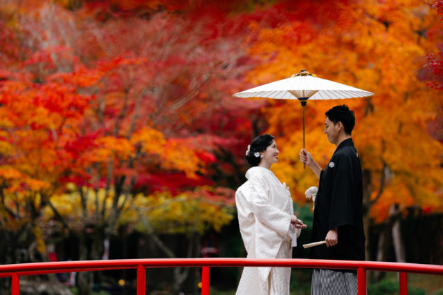 京都・大原野神社・紅葉の前撮り/フォトウェディングのロケーション撮影 | 赤色の世界に和装の相性抜群。