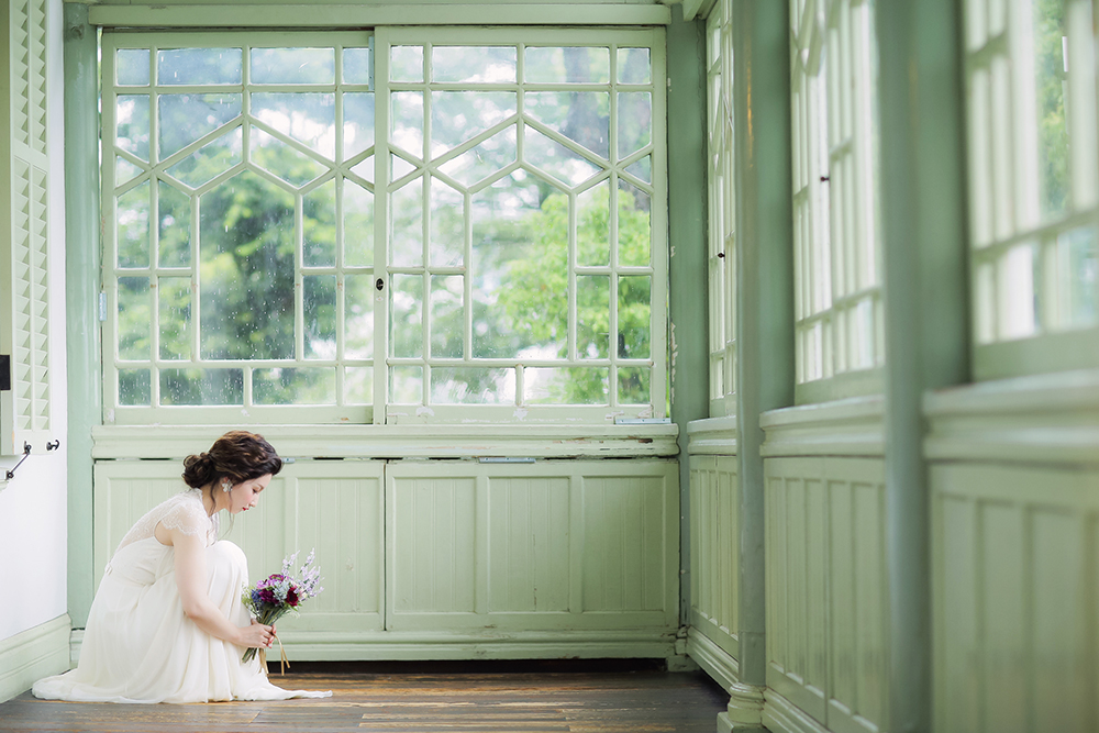 神戸・萌黄の館の前撮り/フォトウェディングのロケーション撮影 | アンティーク感漂う萌黄色の窓辺で。