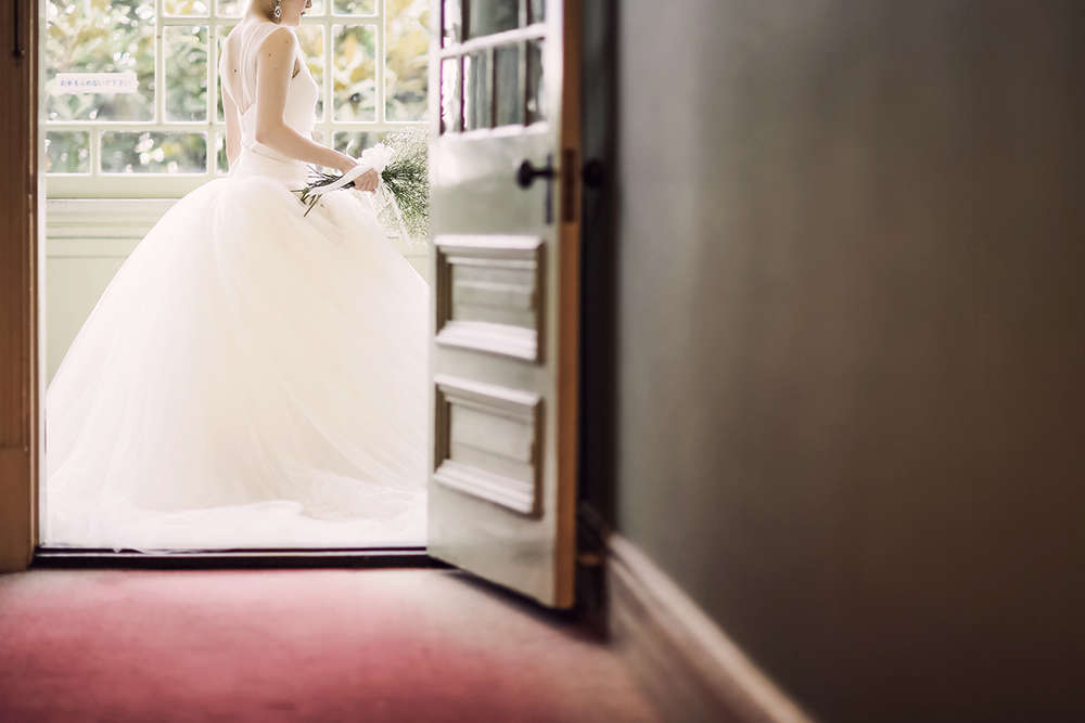 神戸・萌黄の館の前撮り/フォトウェディングのロケーション撮影 | 萌黄色の館の中で。