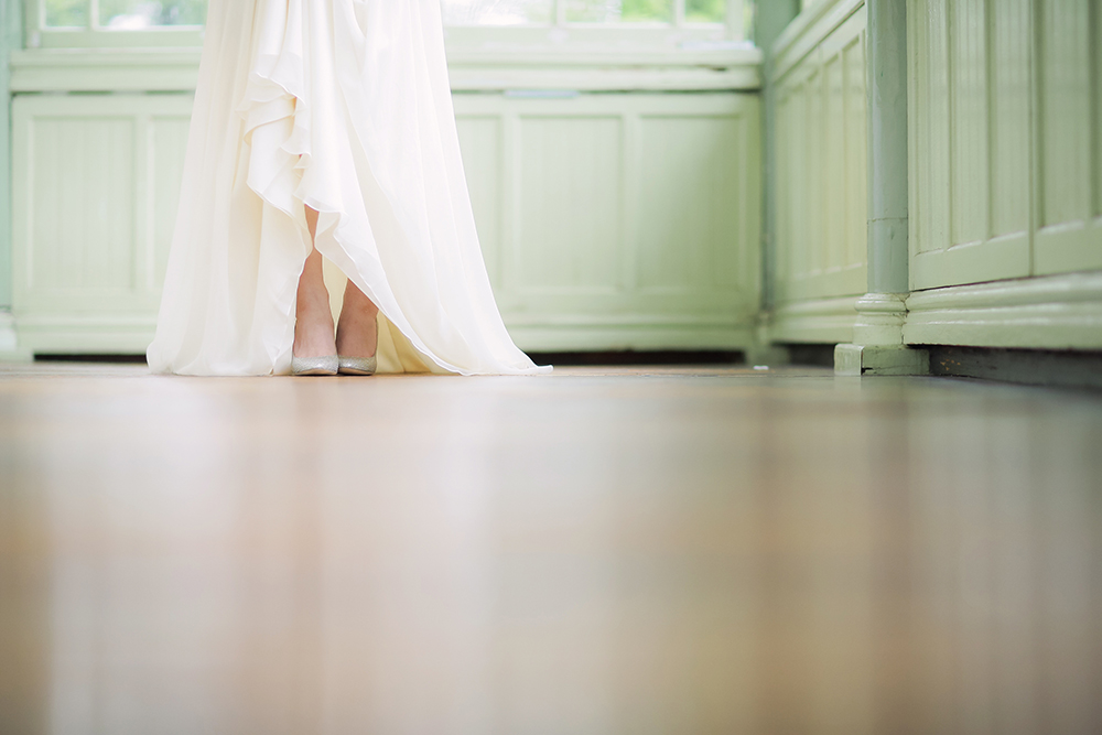 神戸・萌黄の館の前撮り/フォトウェディングのロケーション撮影 | 萌黄色の館の中でおしゃれな足元ショット。
