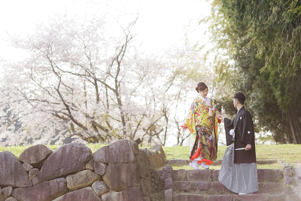 滋賀・安土城跡の前撮り/フォトウェディングのロケーション撮影 | 和装の前撮りに似合う前撮りスポットです。
