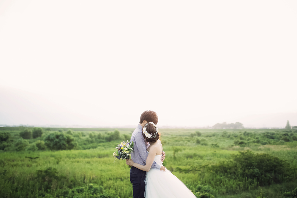 滋賀・土手の前撮り/フォトウェディングのロケーション撮影 | 広大なロケーションで楽しく前撮り撮影。