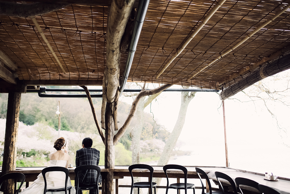 滋賀・カフェの前撮り/フォトウェディングのロケーション撮影 | 2人きりの世界で琵琶湖の自然と一緒に。