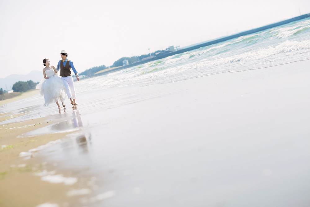 福岡・宮地浜の前撮り/フォトウェディングのロケーション撮影 | 広い空と広大な海のロケーションで。