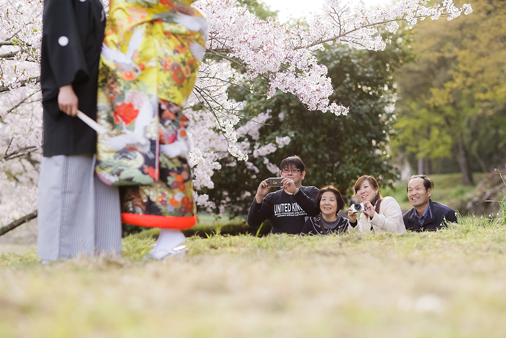 滋賀・安土城跡の前撮り/フォトウェディングのロケーション撮影 | 桜と一緒に可愛い足元ショットをご家族も一緒に。