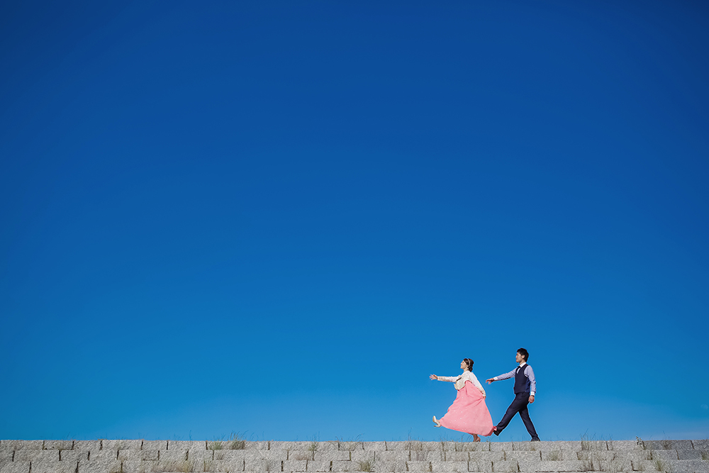 滋賀・土手の前撮り/フォトウェディングのロケーション撮影 | 青い空いっぱいで前撮り撮影。