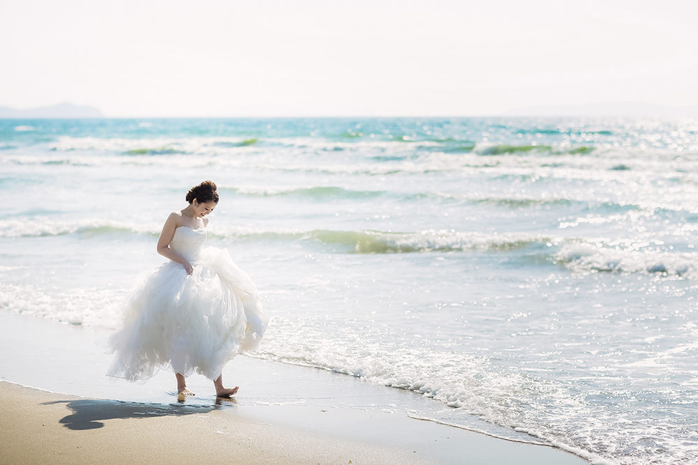 福岡・宮地浜の前撮り/フォトウェディングのロケーション撮影 | 開放感たっぷりの海のロケーションで。