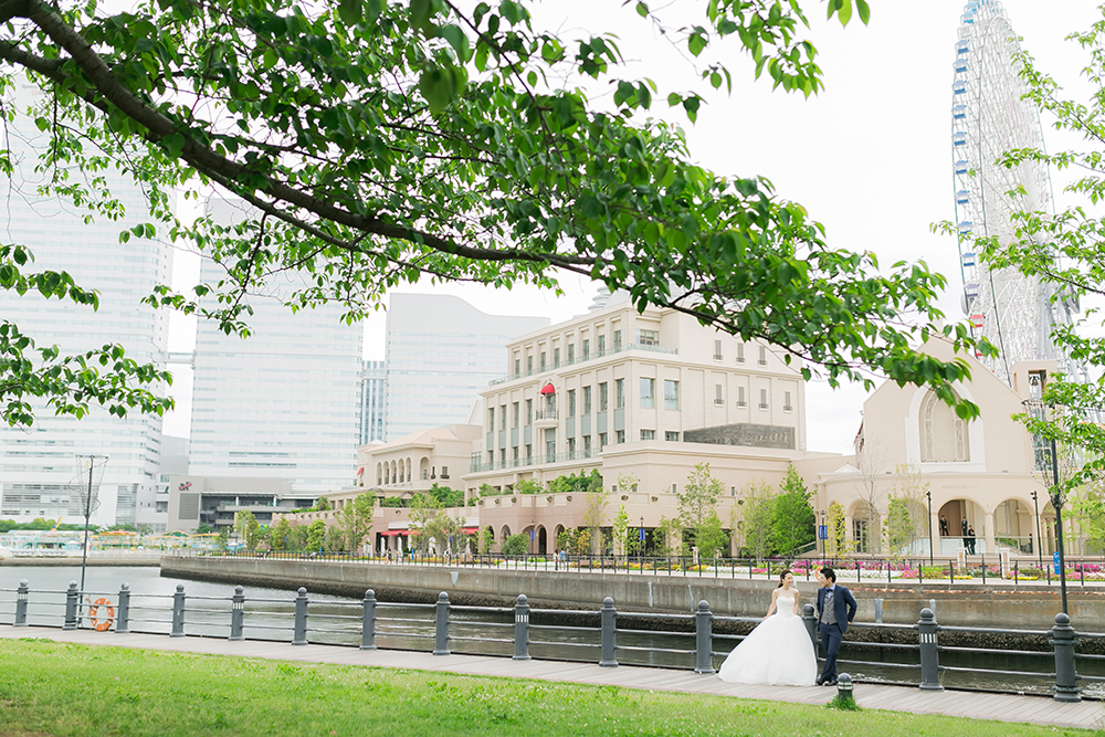 横浜・みなとみらいの前撮り/フォトウェディングのロケーション撮影 | 歴史ある洋風な建物が並ぶ街並みで。
