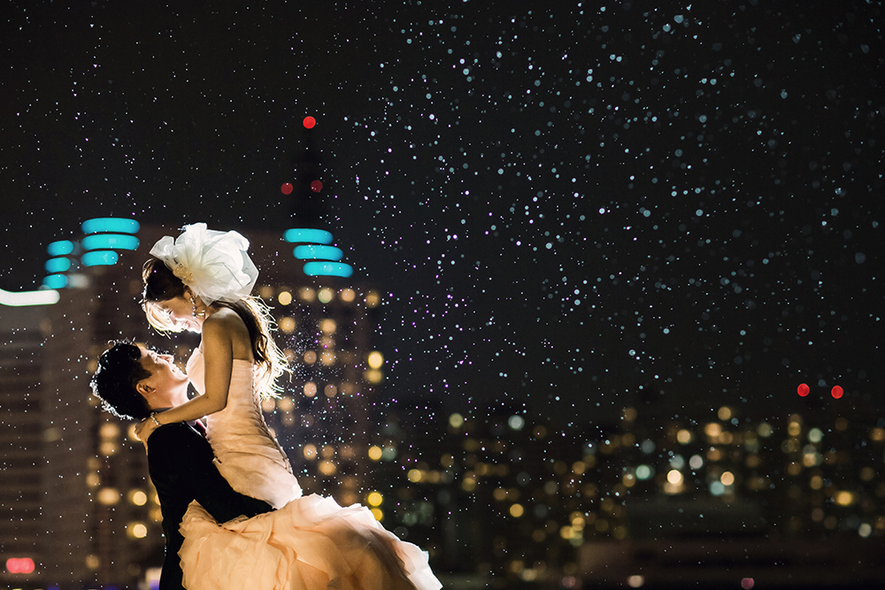 横浜・みなとみらいの前撮り/フォトウェディングのロケーション撮影 | 夜の街並みの中で前撮りショット。