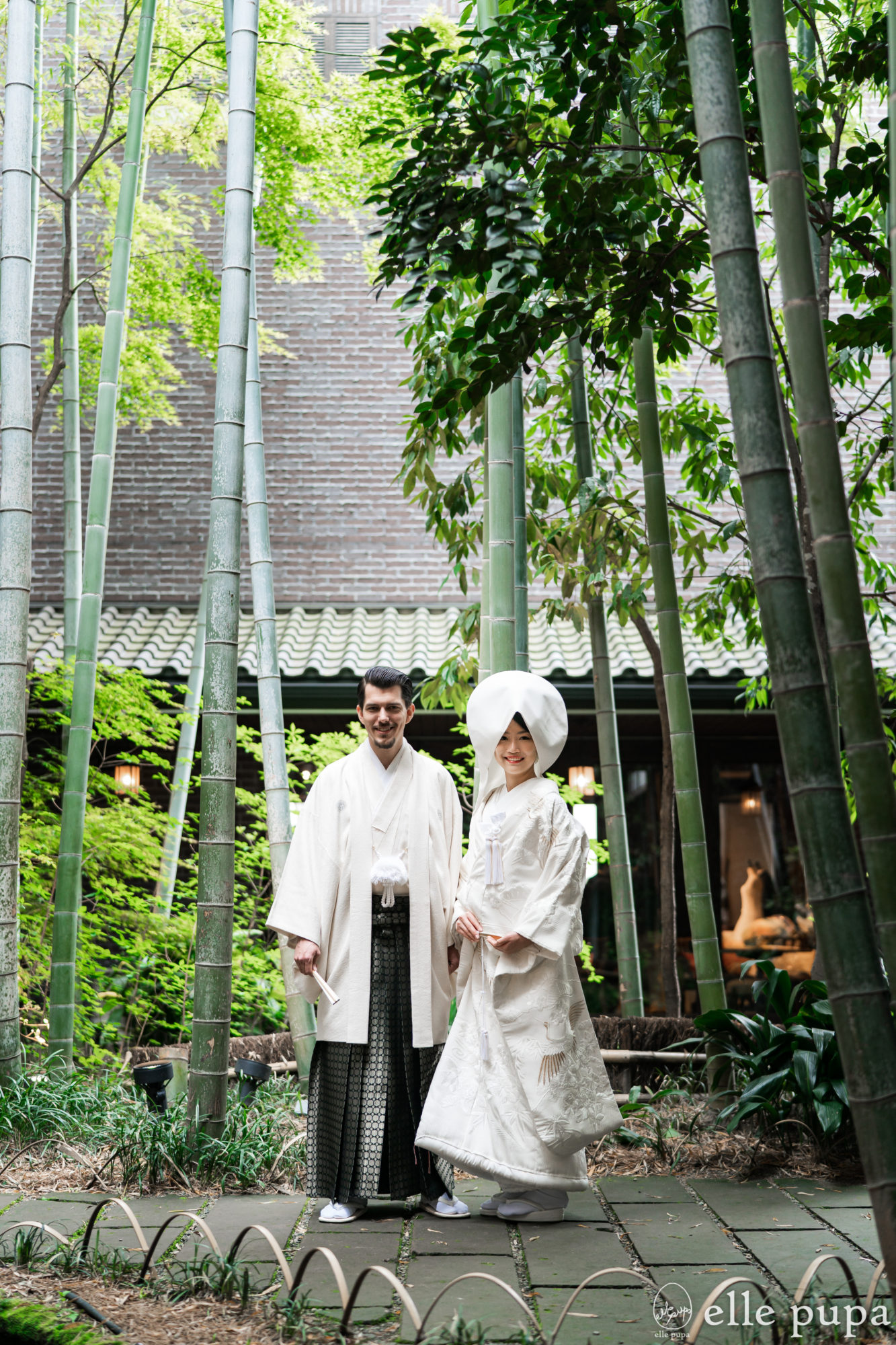 京都・豊国神社での結婚式（神前式）。竹林でウェディングフォトを撮影する新郎新婦。