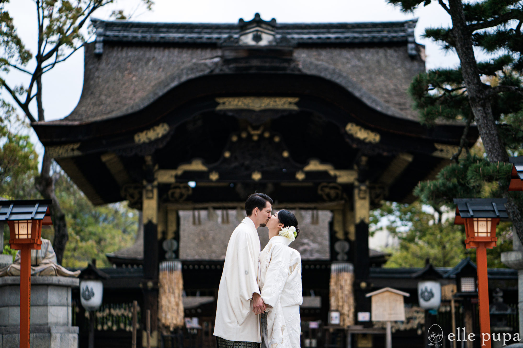 京都・豊国神社の山門前でウェディングフォトを撮影する新郎新婦。