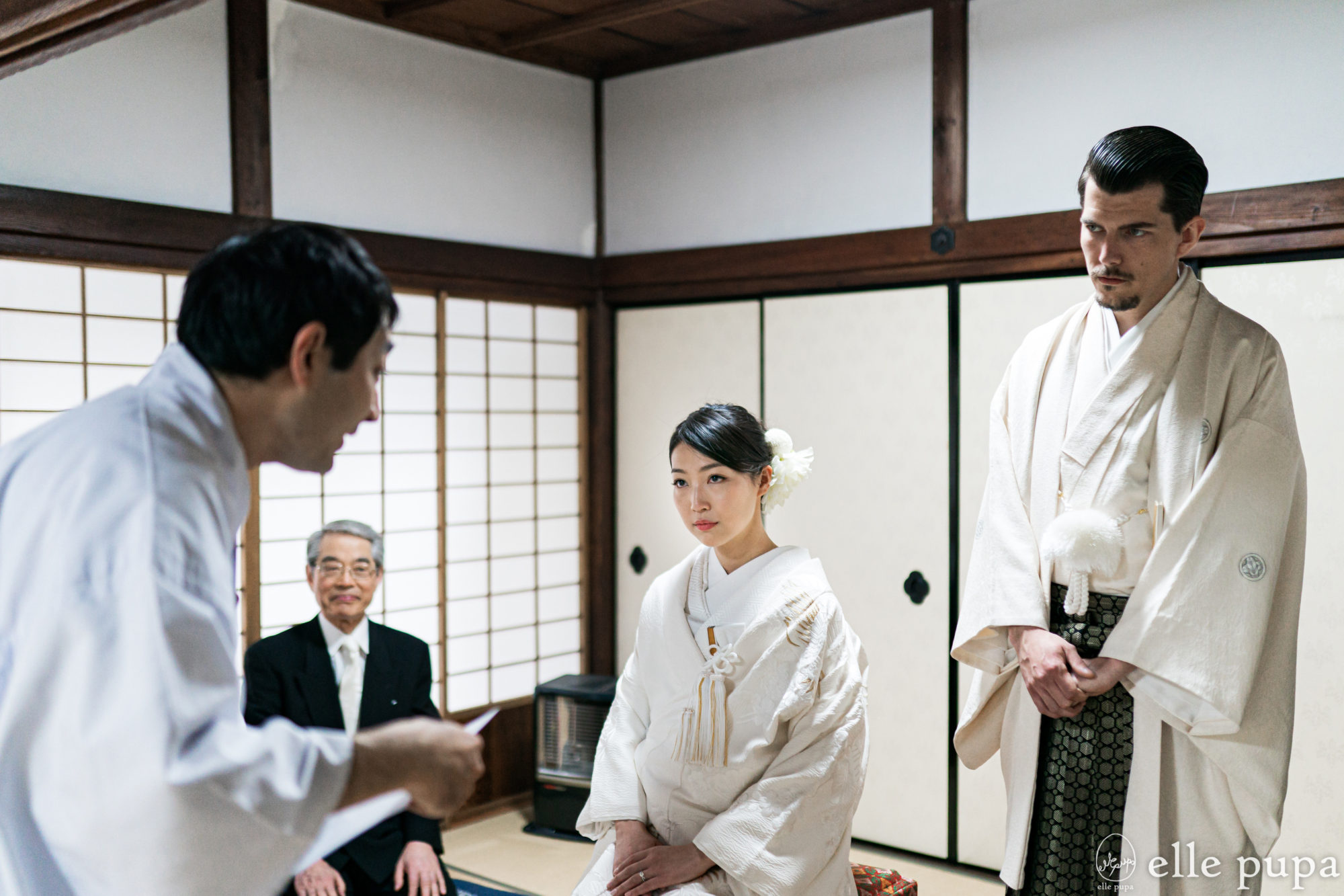 京都・豊国神社での結婚式（神前式）を前に、儀式の解説を受ける新郎新婦。