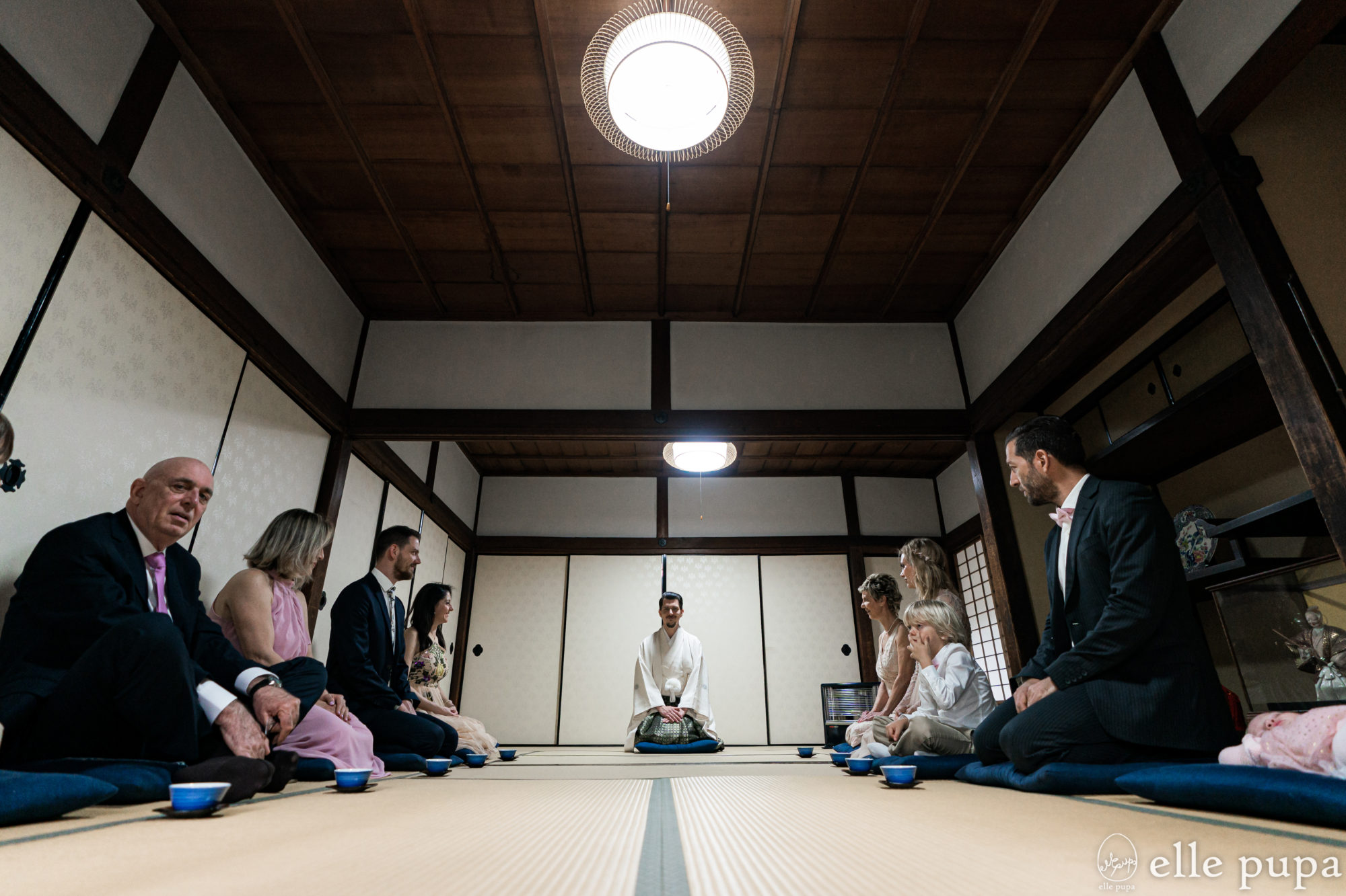 京都・豊国神社での結婚式（神前式）前に、親族に挨拶をする新郎。