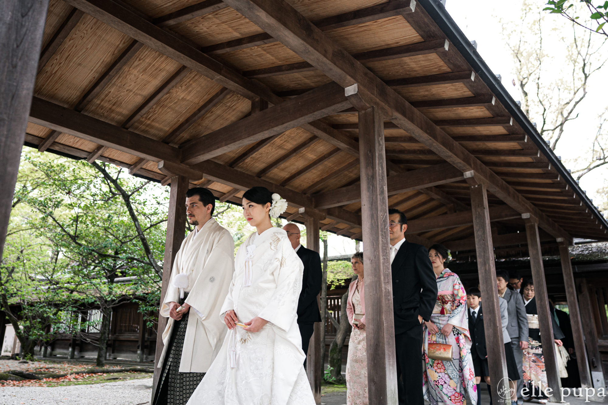京都・豊国神社での結婚式（神前式）の入場。列をなして移動する新郎新婦と参列者。