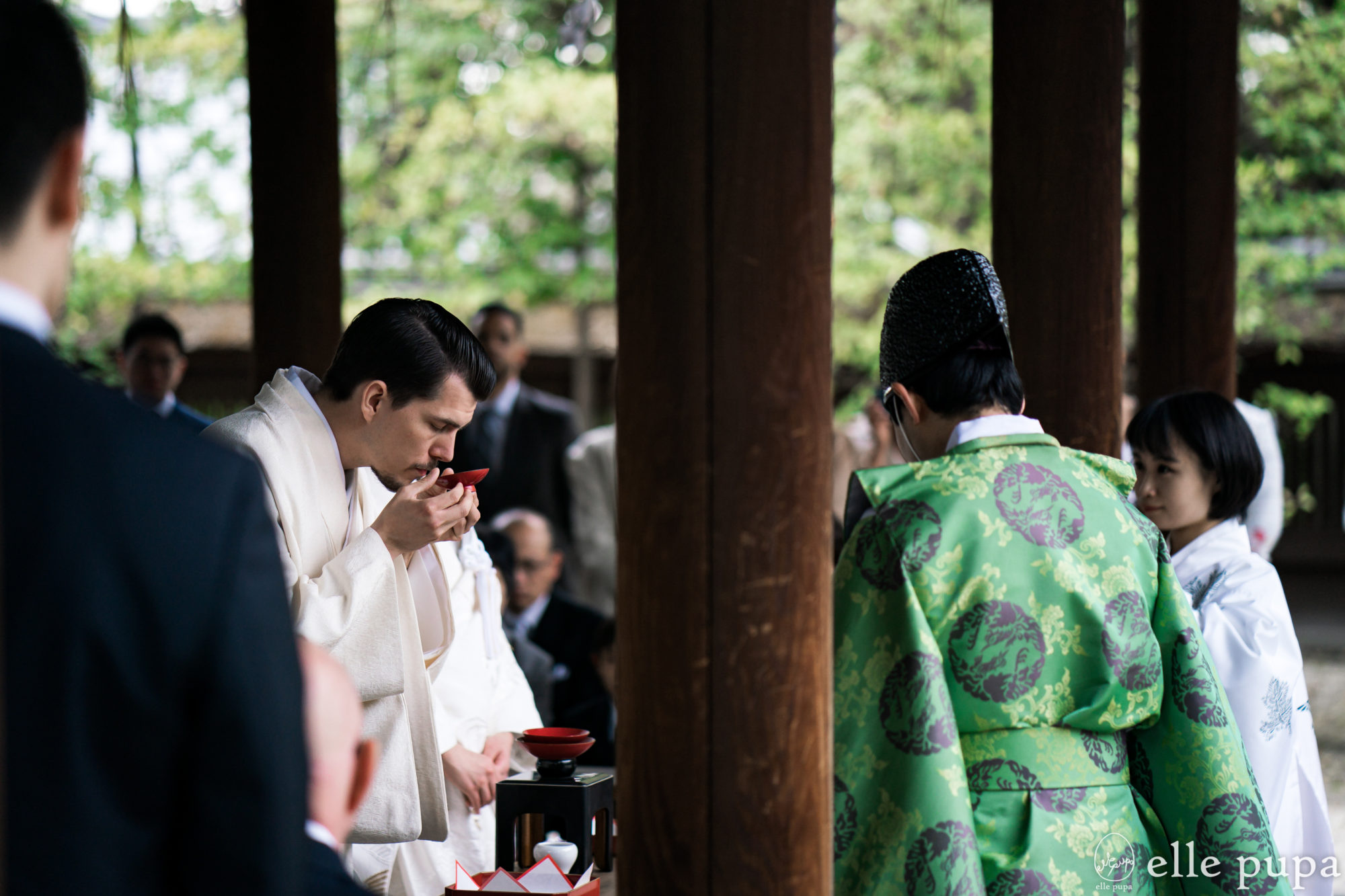 京都・豊国神社での結婚式（神前式）での三々九度の様子。緊張しながら酒坏を口にする新郎。
