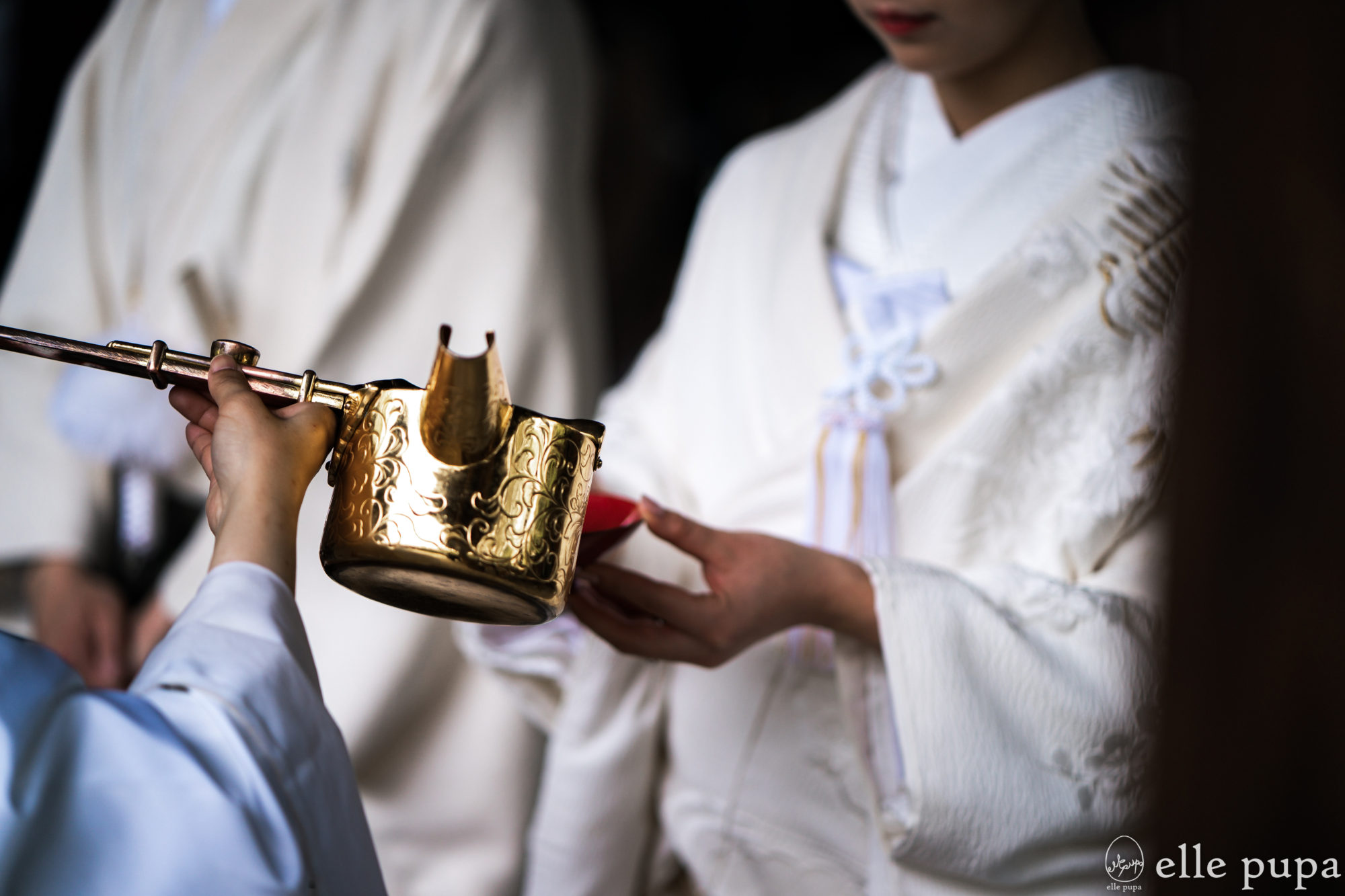 京都・豊国神社での結婚式（神前式）での三々九度の様子。巫女が差し出す酒を受け取る新婦。