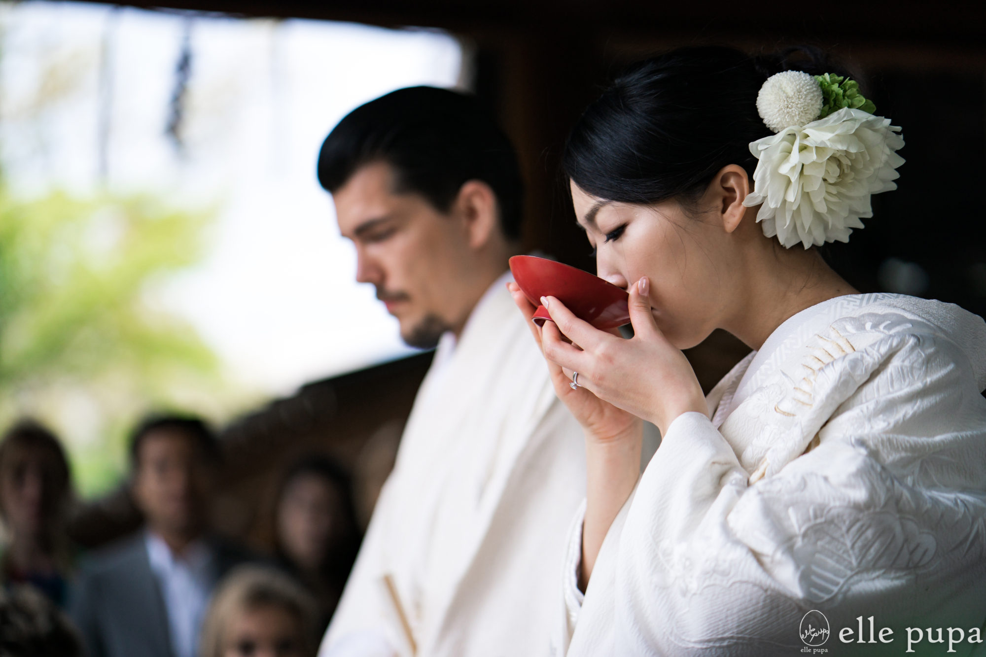 京都・豊国神社での結婚式（神前式）での三々九度の様子。酒坏を飲み干す新婦。