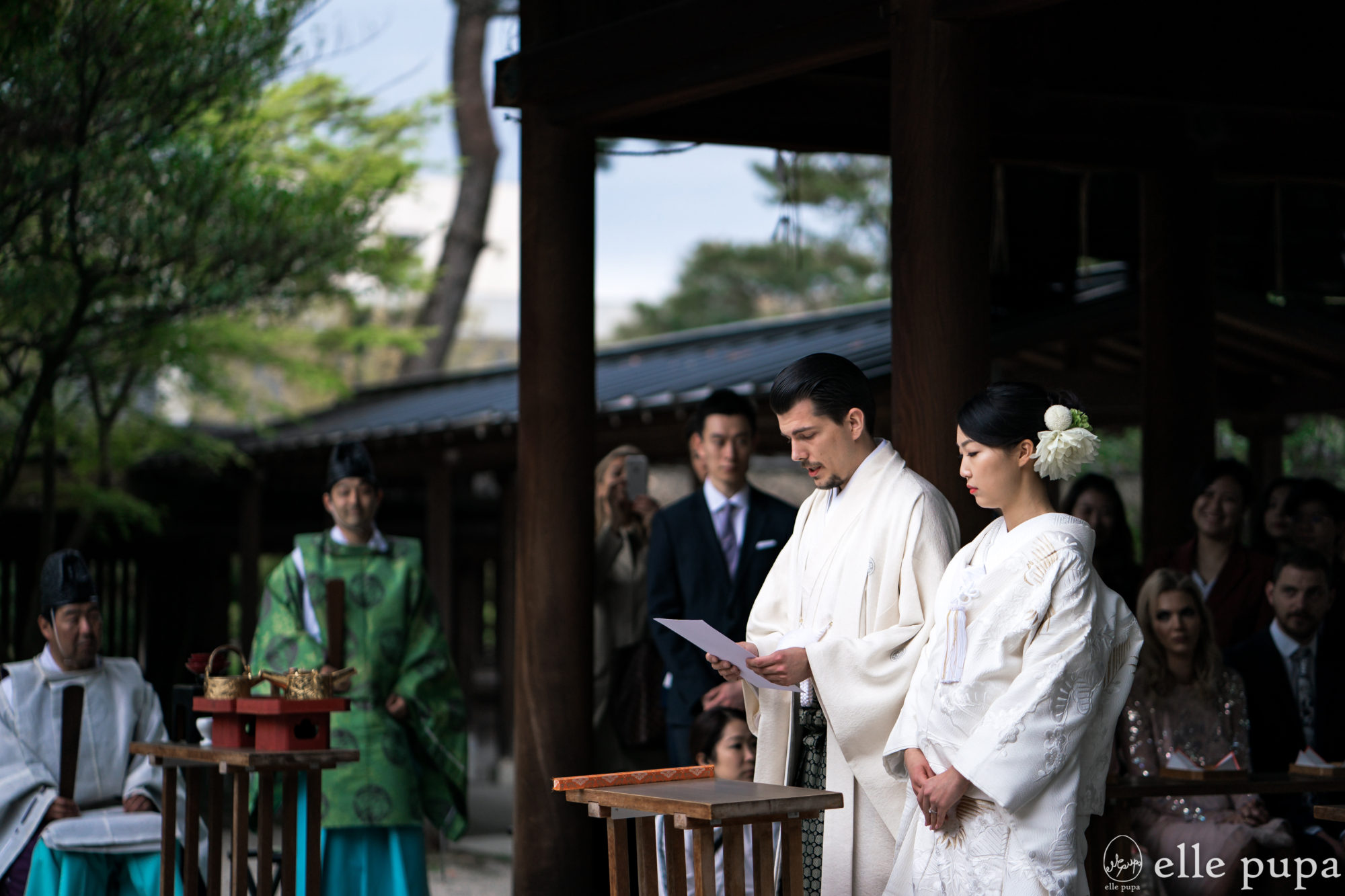 京都・豊国神社での誓詞奏上の様子。誓いを読み上げる新郎新婦。