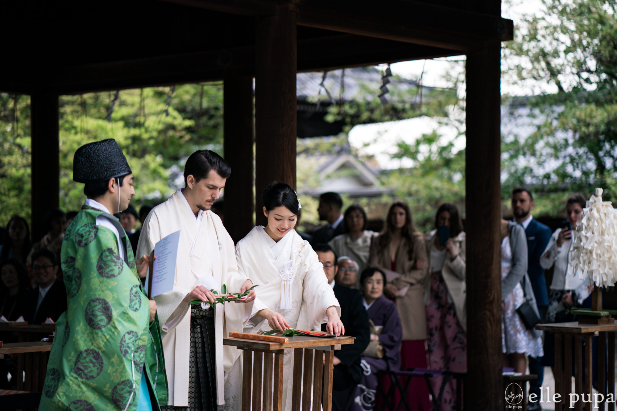 京都・豊国神社での玉串拝礼の儀式を行う様子。