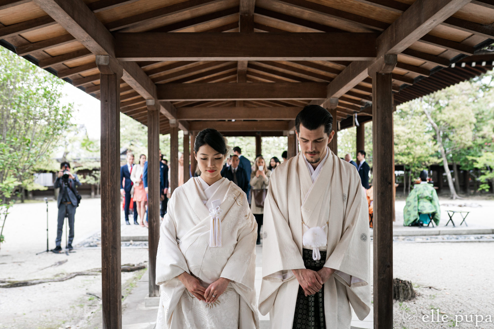 京都・豊国神社での結婚式（神前式）で、退場する新郎新婦 。